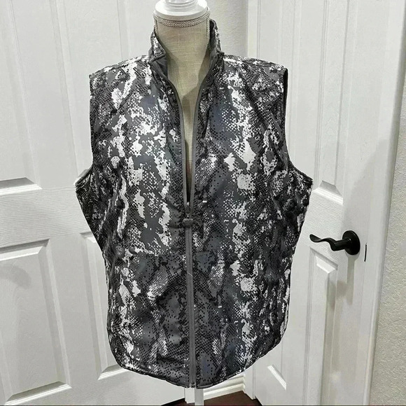 Albion Activology reversible puffer vest like new - Picture 2 of 13